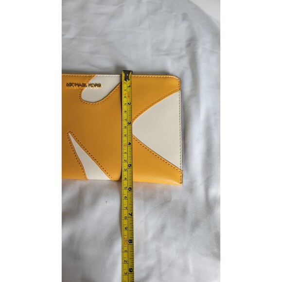 NWOT MICHAEL KORS JET SET TRAVEL LARGE CLUTCH TOP ZIP WRISTLET YELLOW  BIN 2 - Picture 6 of 7